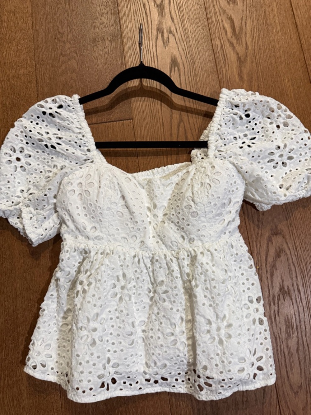 Lily Pullitzer White Eyelet Puff Sleeve Peplum Top. Size 6